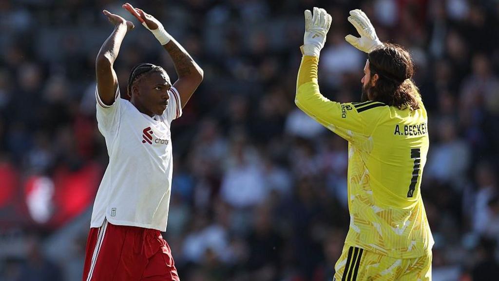 Bức tường phòng ngự kiên cố giúp Liverpool tạo dựng khởi đầu vững chắc 2 Alisson Becker cứu thua xuất thần giúp Liverpool giành chiến thắng trước Bournemouth tại Ngoại Hạng Anh (Hình ảnh trận đấu 2)