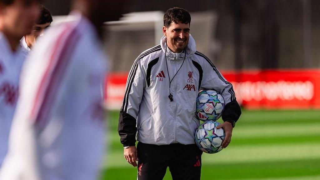 Andoni Iraola vực dậy Liverpool ra sao sau triều đại Arne Slot? 2 Andoni Iraola chỉ đạo các cầu thủ Liverpool trong buổi tập tại trung tâm AXA (Hình ảnh trận đấu 2)