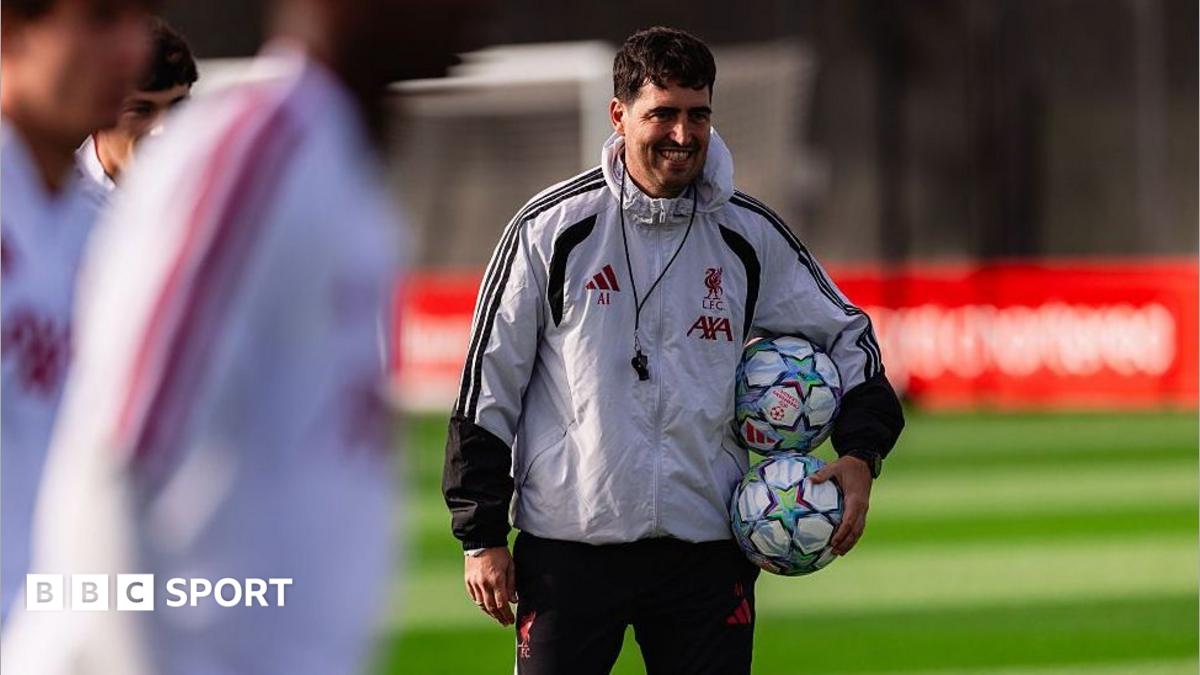 Andoni Iraola vực dậy Liverpool ra sao sau triều đại Arne Slot? 1 Andoni Iraola chỉ đạo các cầu thủ Liverpool trong buổi tập tại trung tâm AXA
