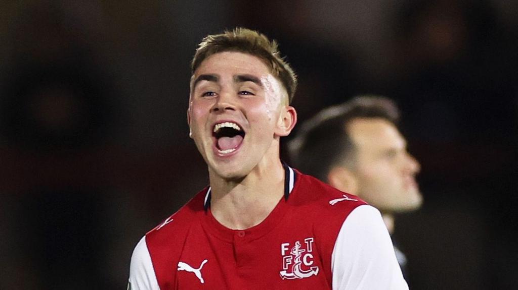 Arsenal đối đầu Fleetwood Town trong trận cầu kịch tính tại EFL Cup (Hình ảnh trận đấu 2)