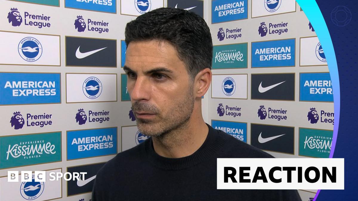 HLV Mikel Arteta thất thần bên đường piste trong trận thua của Arsenal trước Brighton