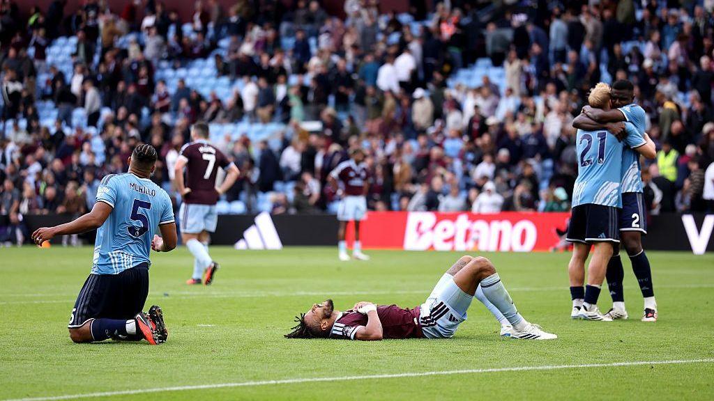 Nóng cuộc chiến Ngoại Hạng Anh: Aston Villa và Tottenham quyết đấu thoát khủng hoảng 2 Cầu thủ Tottenham Hotspur và Aston Villa tranh chấp bóng quyết liệt tại Ngoại Hạng Anh (Hình ảnh trận đấu 2)