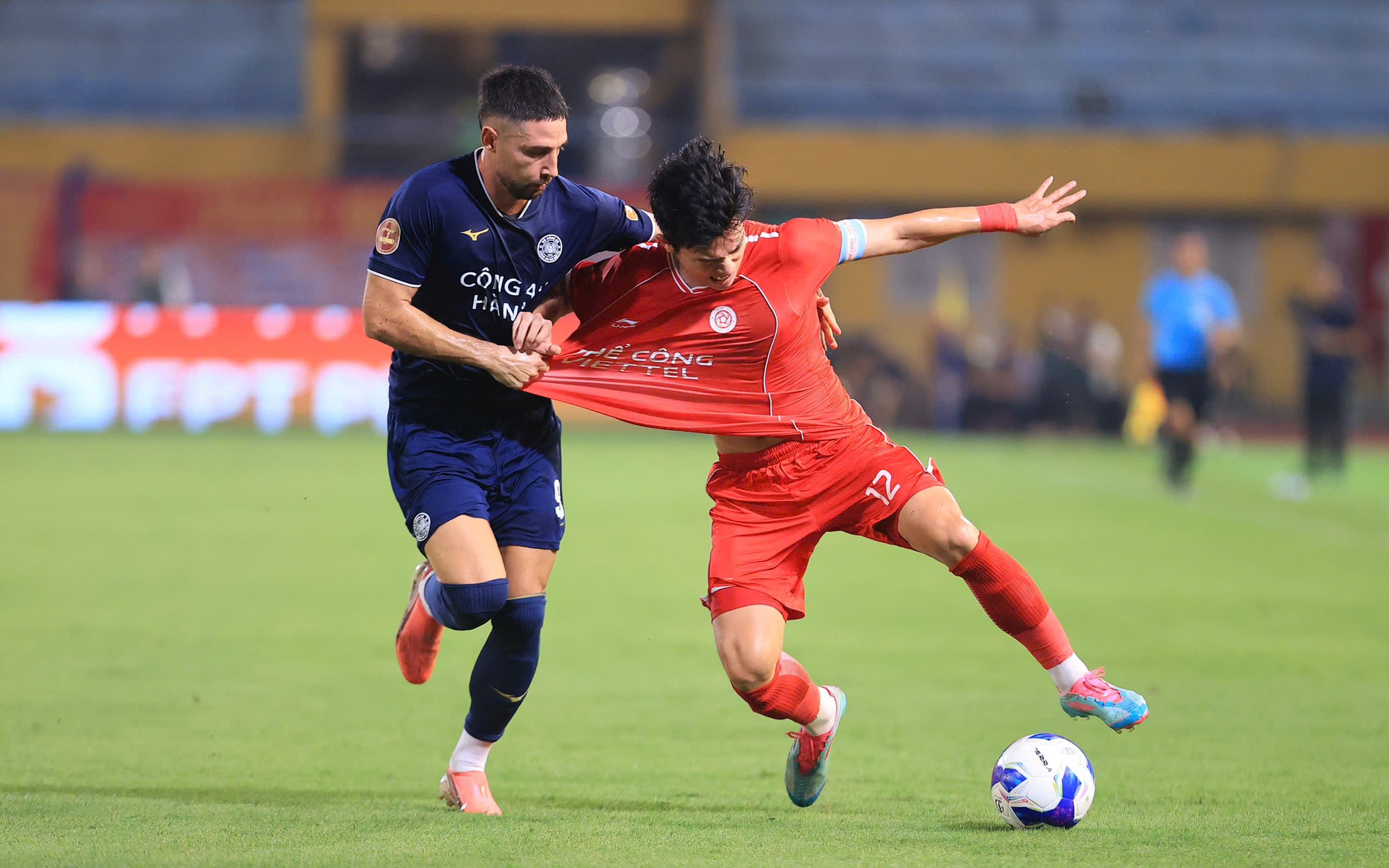 Cầu thủ CLB CAHN tranh chấp bóng nảy lửa với đối thủ tại V-League