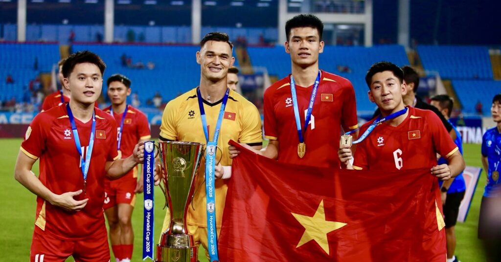 Đinh Quang Kiệt: Từ 'cậu bé' bị lãng quên đến người cầm cờ tại ASIAD 2026 6 Đinh Quang Kiệt trung vệ U23 Việt Nam vinh dự cầm cờ tại ASIAD 2026