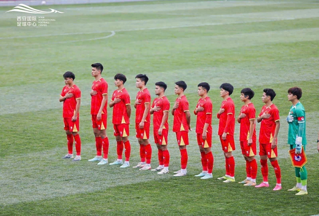 Đinh Quang Kiệt: Từ 'cậu bé' bị lãng quên đến người cầm cờ tại ASIAD 2026 4 Đinh Quang Kiệt trung vệ U23 Việt Nam vinh dự cầm cờ tại ASIAD 2026 (Hình ảnh trận đấu 4)