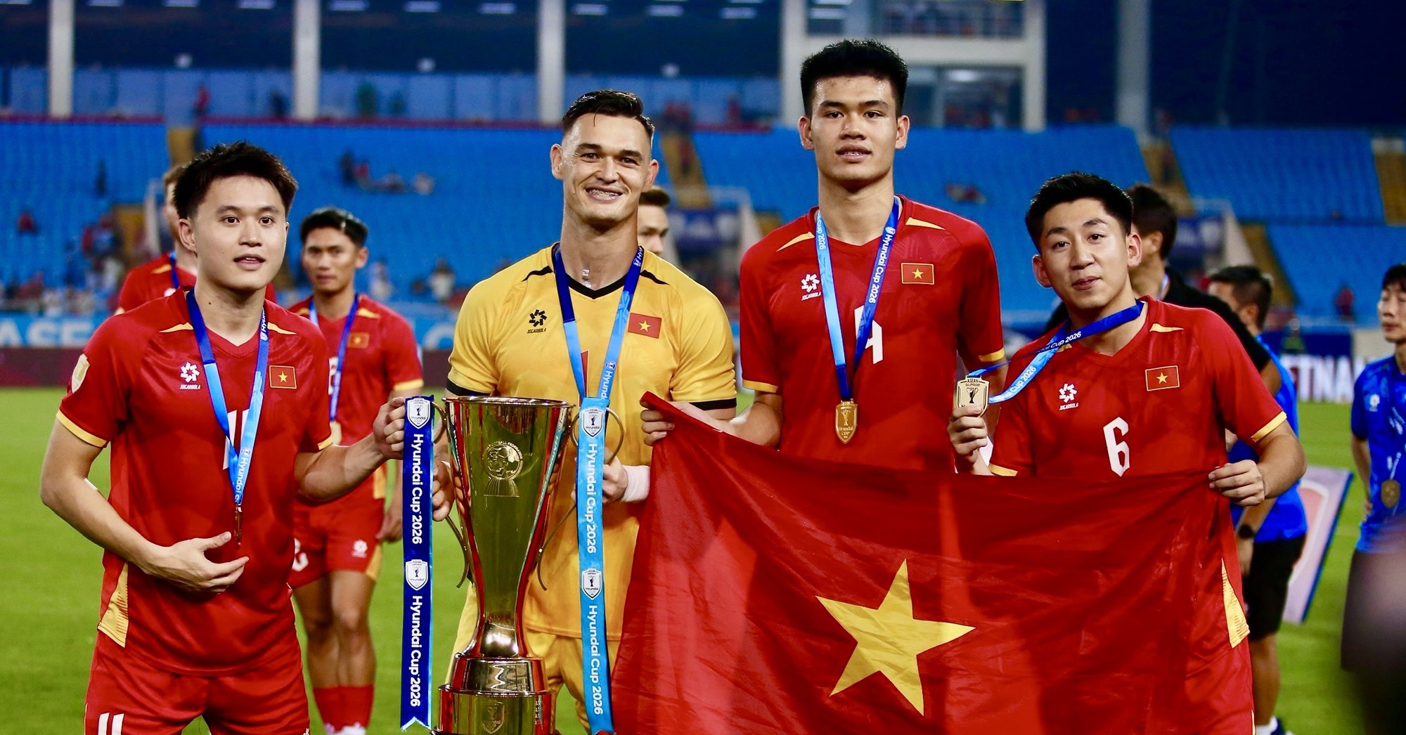 Đinh Quang Kiệt: Từ 'cậu bé' bị lãng quên đến người cầm cờ tại ASIAD 2026 1 Đinh Quang Kiệt trung vệ U23 Việt Nam vinh dự cầm cờ tại ASIAD 2026