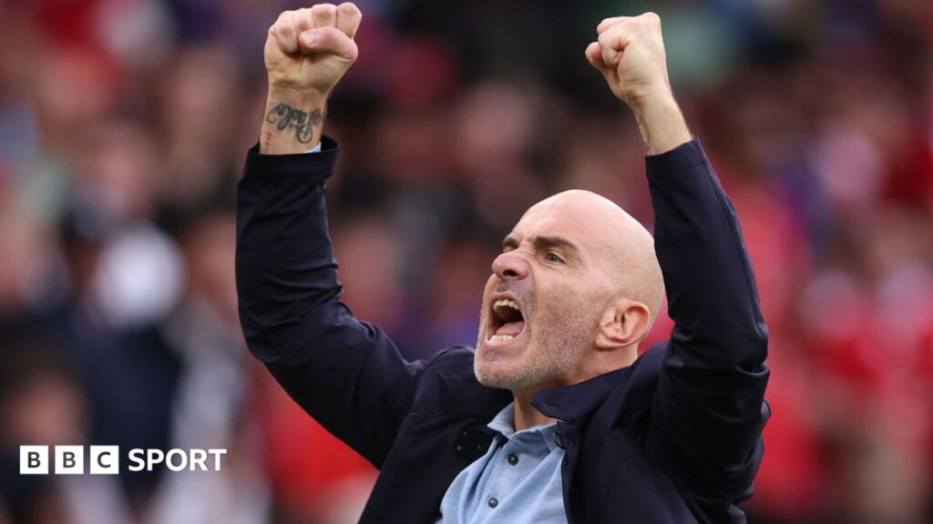 Huấn luyện viên Enzo Maresca của Manchester City phất tay chỉ đạo chiến thuật trong trận đấu Champions League