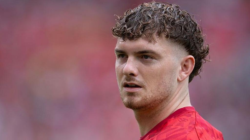 Bến đỗ lý tưởng tại La Liga dành cho Harvey Elliott để vực dậy sự nghiệp 1 Harvey Elliott trong màu áo Liverpool chuẩn bị bước ra sân thi đấu tại Ngoại Hạng Anh