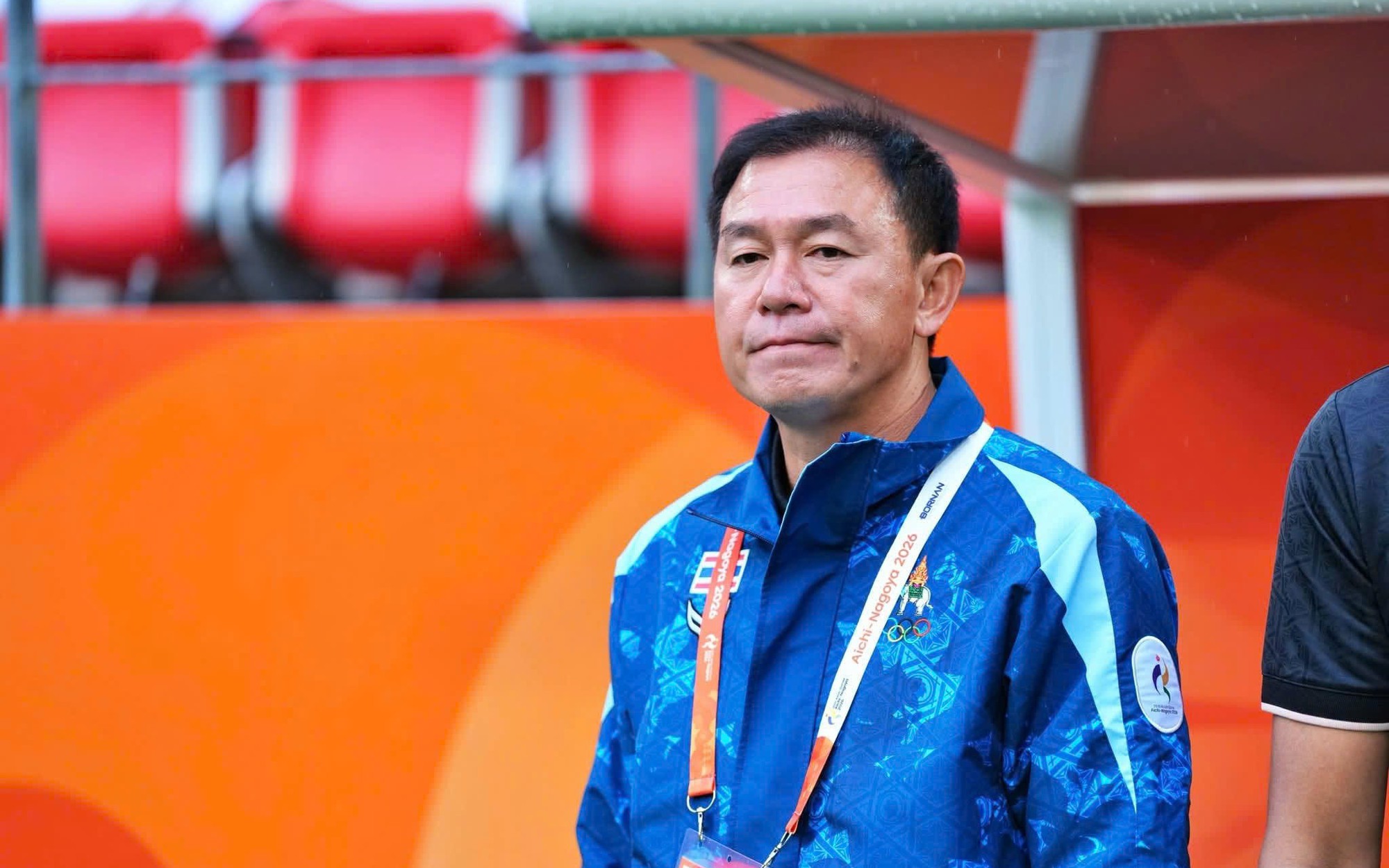 U23 Thái Lan thắng ngược Kyrgyzstan tại ASIAD: Bài học cảnh tỉnh 1 HLV U23 Thai Lan chi đạo chiến thuật trong trận đấu bóng đá nam ASIAD