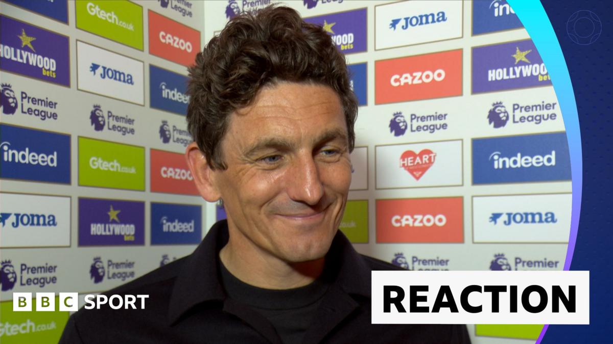 Keith Andrews ăn mừng chiến thắng lịch sử của Brentford trước Chelsea tại Ngoại Hạng Anh
