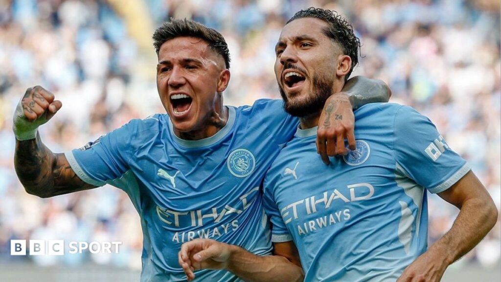 Pep Guardiola chỉ đạo các cầu thủ Manchester City trong buổi tập chuẩn bị cho giai đoạn khốc liệt của Ngoại Hạng Anh
