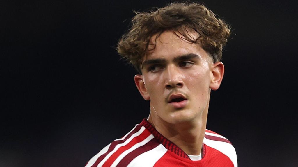 Arsenal tính chuyện cho thần đồng Max Dowman đi mượn để phát triển 2 Thần đồng Max Dowman của Arsenal trên sân tập luyện chuẩn bị cho mùa giải mới tại Ngoại Hạng Anh (Hình ảnh trận đấu 2)