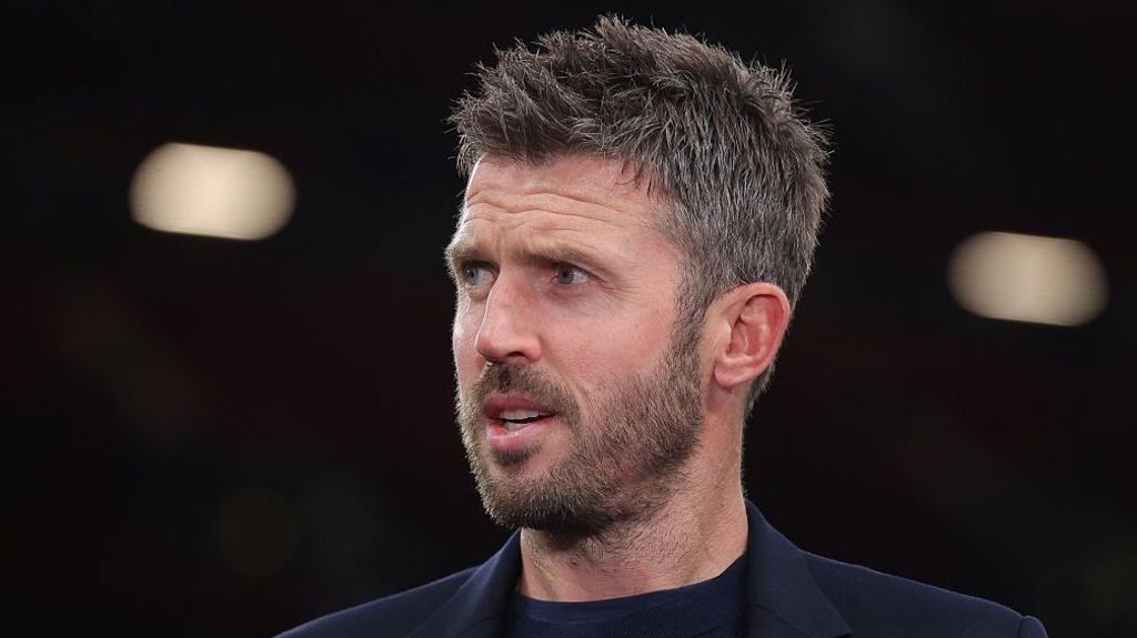 Nghịch lý Man Utd dưới thời Michael Carrick: Sức mạnh hủy diệt khi từ bỏ quyền kiểm soát 1 Michael Carrick chỉ đạo chiến thuật trong trận đấu Ngoại Hạng Anh của Manchester United