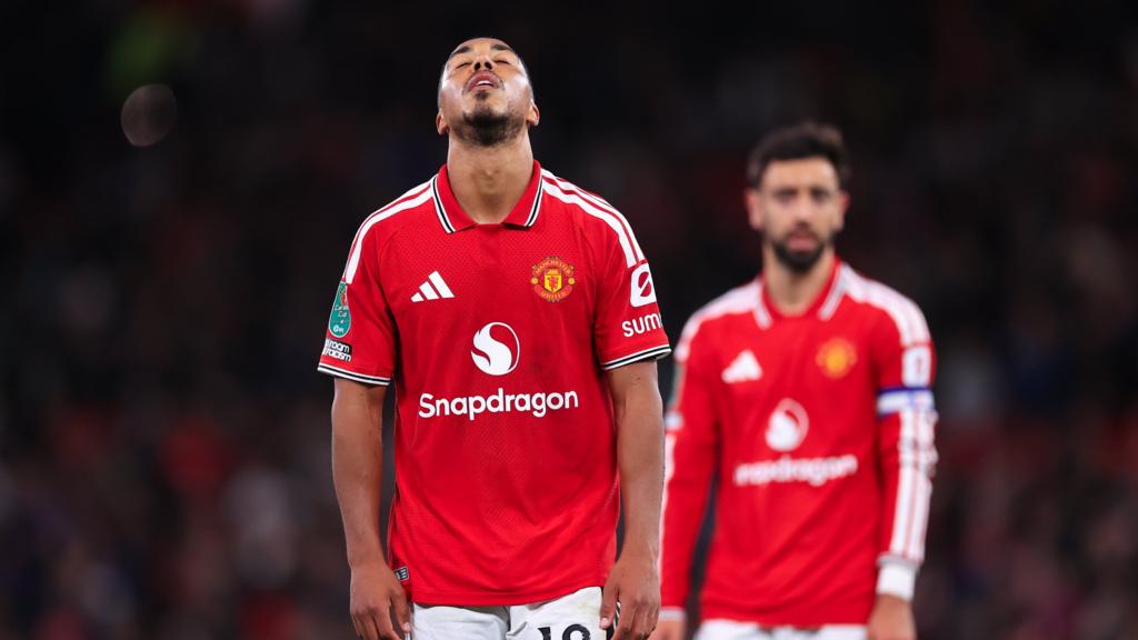 Michael Carrick va ap luc ngam tai Manchester United: Con duong nao cho Quy do? 2 HLV Michael Carrick dung tren san dau Ngoai Hang Anh voi ve mat lo au (Hình ảnh trận đấu 2)