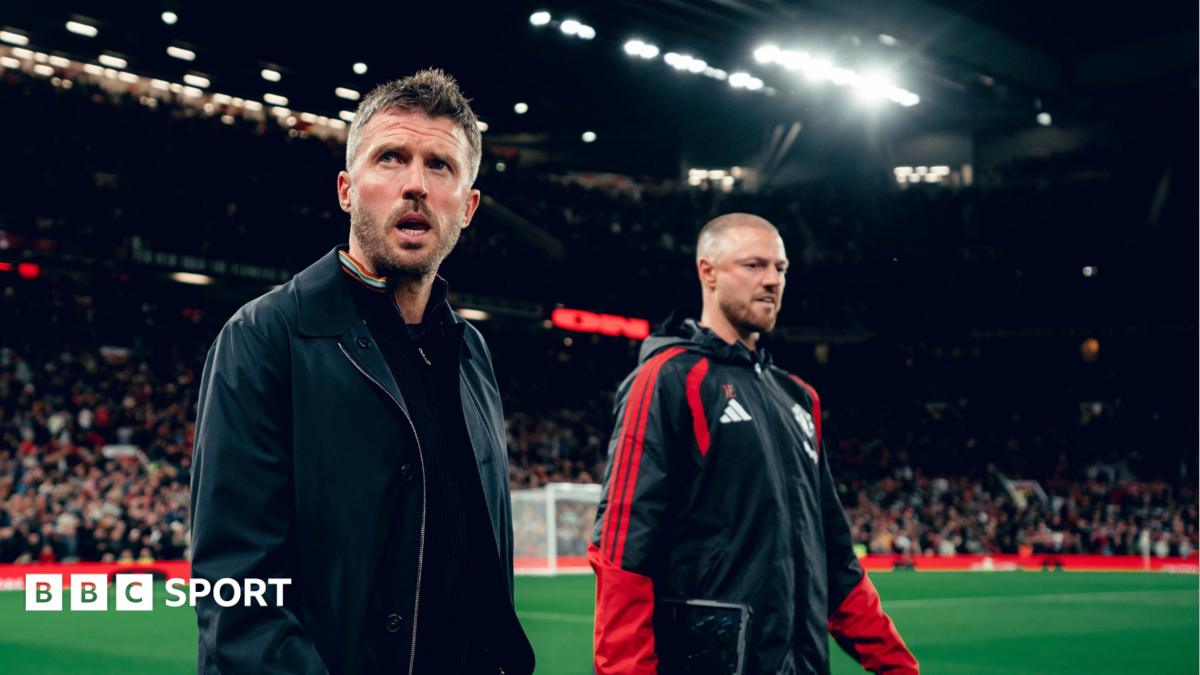 Michael Carrick va ap luc ngam tai Manchester United: Con duong nao cho Quy do? 1 HLV Michael Carrick dung tren san dau Ngoai Hang Anh voi ve mat lo au