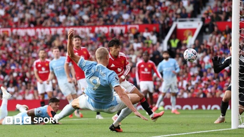HLV Michael Carrick vẫn tin tưởng VAR dù MU chịu sai lầm cay đắng 2 HLV Michael Carrick thất thần bên ngoài đường pitch trong trận derby Manchester tại Ngoại Hạng Anh