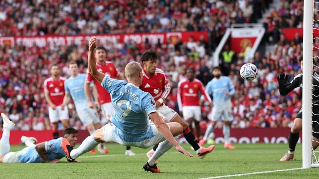 HLV Michael Carrick thất thần bên ngoài đường pitch trong trận derby Manchester tại Ngoại Hạng Anh (Hình ảnh trận đấu 2)