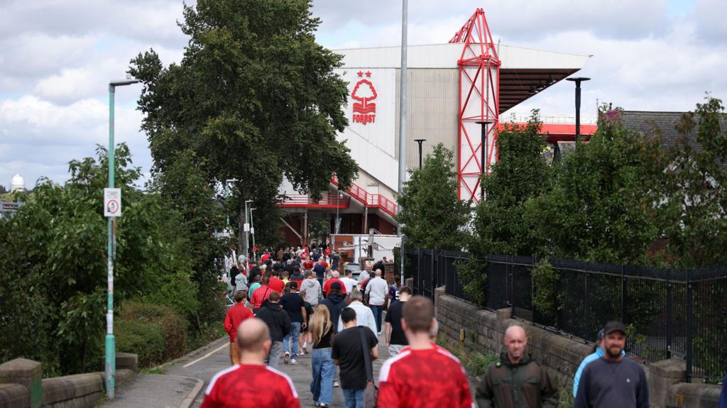 Sân vận động City Ground của Nottingham Forest trong một trận đấu tại Ngoại hạng Anh (Hình ảnh trận đấu 5)