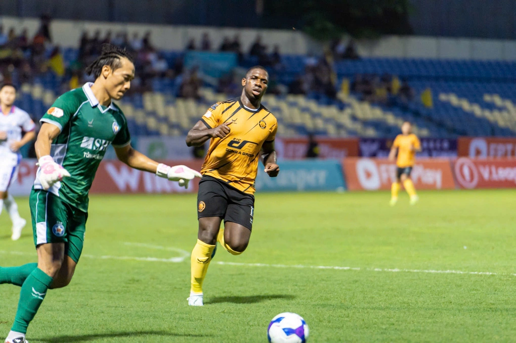 Thanh Hóa đối mặt án cấm chuyển nhượng từ FIFA vì nợ lương Rimario 2 Tiền đạo Rimario Gordon trong màu áo thi đấu tại V-League (Hình ảnh trận đấu 2)