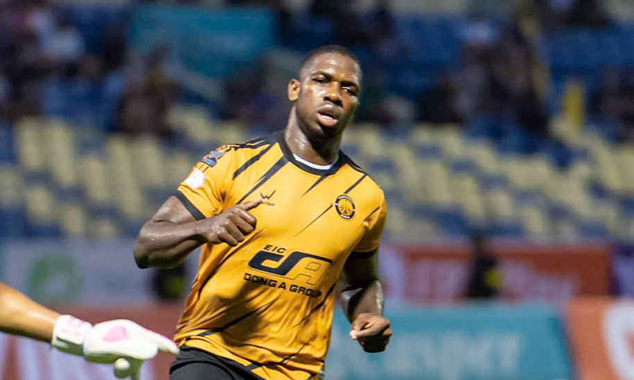 Thanh Hóa đối mặt án cấm chuyển nhượng từ FIFA vì nợ lương Rimario 3 Tiền đạo Rimario Gordon trong màu áo thi đấu tại V-League (Hình ảnh trận đấu 4)