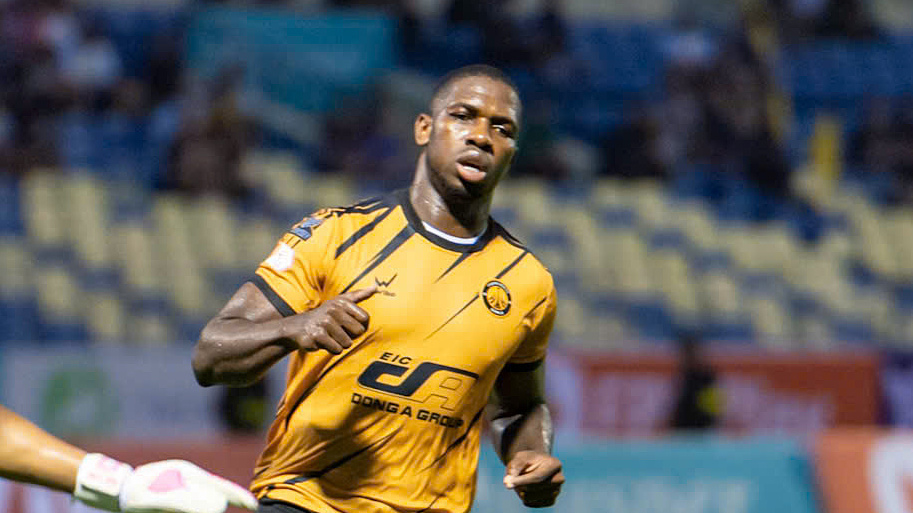 Thanh Hóa đối mặt án cấm chuyển nhượng từ FIFA vì nợ lương Rimario 3 Tiền đạo Rimario Gordon trong màu áo thi đấu tại V-League
