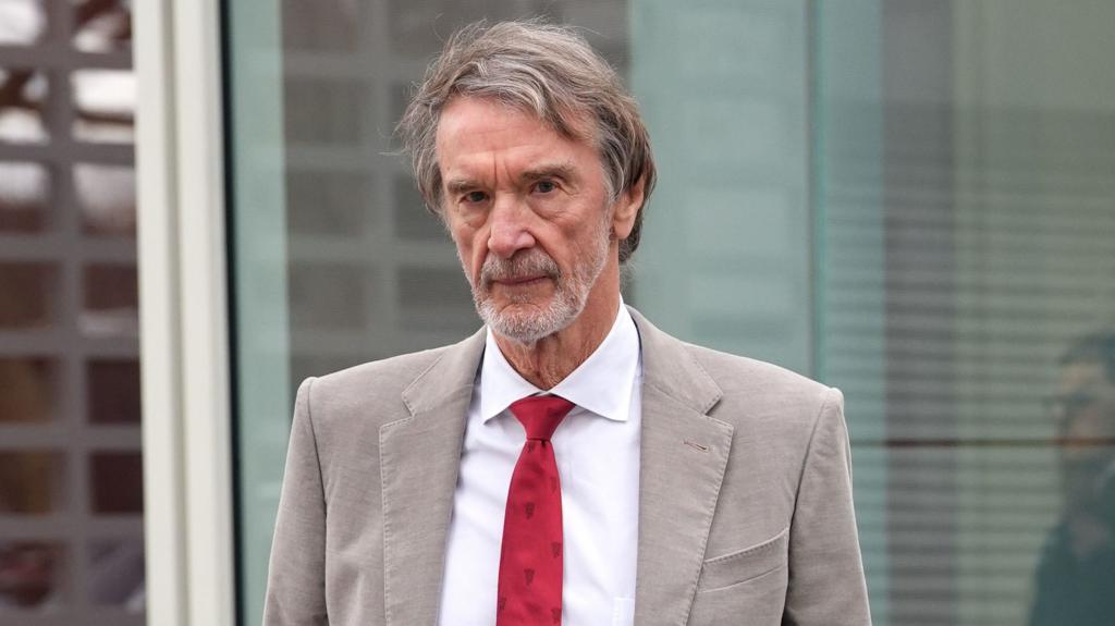Cơn địa chấn hậu trường MU: Nhóm cổ động viên đòi Sir Jim Ratcliffe từ chức 2 Sir Jim Ratcliffe đứng trước sức ép lớn từ người hâm mộ Manchester United (Hình ảnh trận đấu 2)