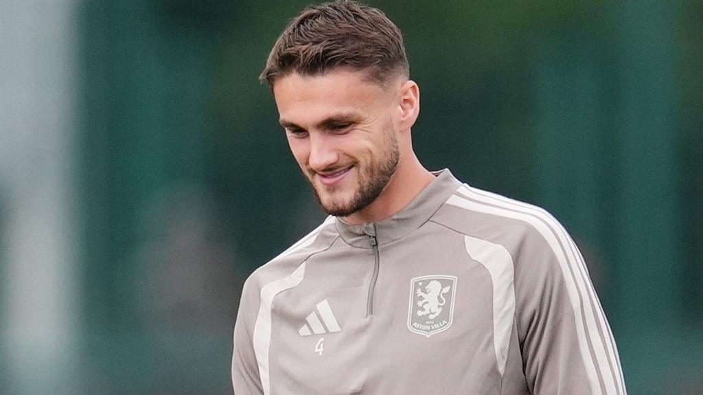 Taylor Harwood-Bellis trong buổi tập cùng Aston Villa chuẩn bị cho trận đấu EFL Cup