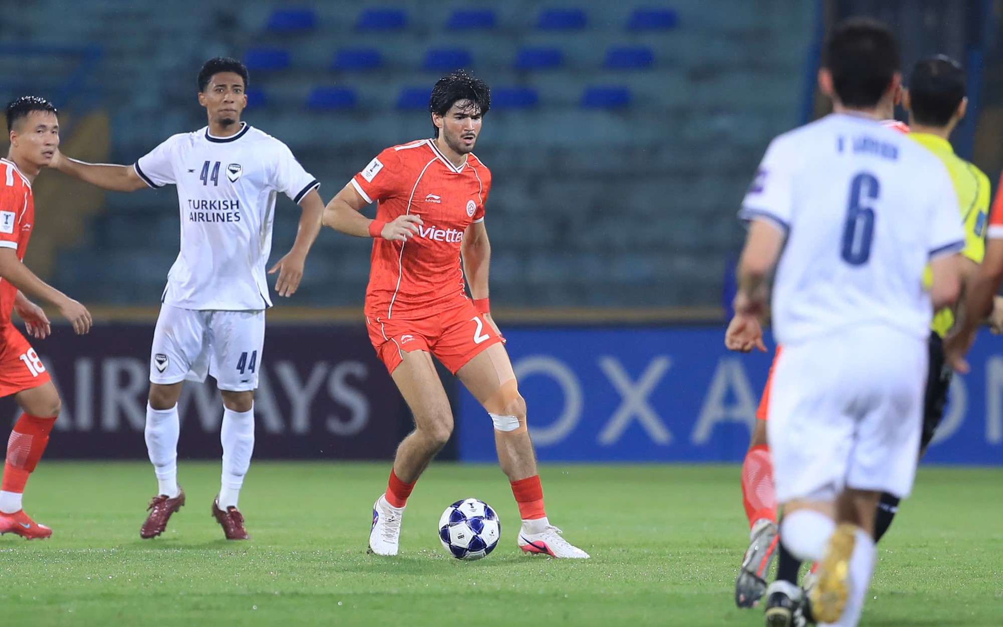 Tien ve Luong Chi Khai thi dau noi bat trong mau ao CLB The Cong Viettel tai AFC Champions League Two (Hình ảnh trận đấu 5)