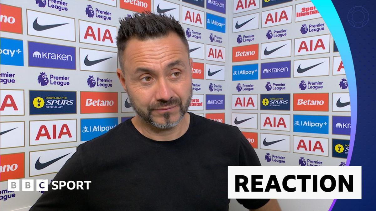 HLV Tottenham Hotspur chỉ đạo cầu thủ trong trận đấu tại Ngoại Hạng Anh