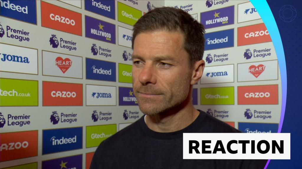 Chelsea chìm trong khủng hoảng: Xabi Alonso chỉ trích toàn diện đội bóng 2 HLV Xabi Alonso thất vọng bên đường pitch trong trận đấu của Chelsea tại Ngoại Hạng Anh (Hình ảnh trận đấu 2)