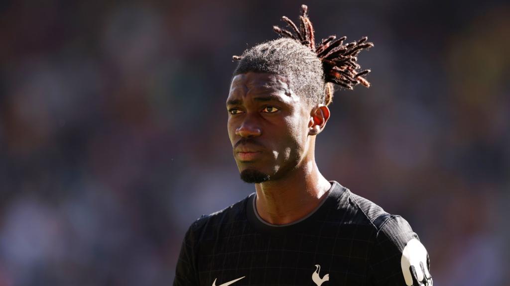 Yves Bissouma gia nhập Ajax: Cú chuyển nhượng bom tấn chấn động Cúp C1 2 Yves Bissouma trong màu áo Ajax Amsterdam tại sân vận động Johan Cruyff Arena chuẩn bị cho chiến dịch Cúp C1 (Hình ảnh trận đấu 2)