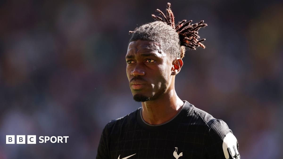 Yves Bissouma gia nhập Ajax: Cú chuyển nhượng bom tấn chấn động Cúp C1 1 Yves Bissouma trong màu áo Ajax Amsterdam tại sân vận động Johan Cruyff Arena chuẩn bị cho chiến dịch Cúp C1